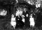 Krabbagården, hos Lundqvists. Ella Lundqvist-Ottergren, Johan L, Anna Lisa Dahlin, Augusta L och Alva L. Stående Hulda och Nils Dahlin.