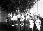 EFS syförening, bildad 1907. Sittande: Okänd, Hulda Johansson, Frida Johansson, Berta Jansson, Lilly Strid, Anna Setterberg. Stående: okänd, Ebba Johansson, Henny SNygg-Bergström, Karin Karlsson, två okända, Tora Moberg, Olga Johansson, Hildur Lindgren, Elisabet Karlsson, okänd, predikanten Arvid Söderberg.