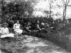 I Bonnagårdens trädgård. Sommarflickan Astrid, Jenny, Torsten, okänd, Torsten Fält och Alfrid Andersson.