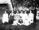 Nygrannagården. Bakre raden Johan Nilsson, Gustav Olausson, Artur Johansson, Edvin Floberg, Oskar Floberg, Gustav Floberg, Karl Floberg, Carl Westerling. Främre raden: Elsa F, Mia Nilsson, Josefina F, Augusta Båge, Mia Floberg, Anna F. Barnen Ingrid från Stockholm, Gösta Westerling, Leila Eriksson från Göteborg.