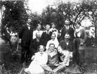 Lillagården. Stående Georg Vilander Augustsson, Ellen Gustavson, Erik i Lillag., okänd, Hervid Andersson. Mellanraden Alfred och Matilda och Alfred Gustavsson, Främst Hildur G och två okända.