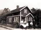 Banvaktsstugan mittför Ramla mosse i Hällestad. Banvakt Hjalmar Blomgren med dotter Ester, son Bertil, son Hilding, fru Hulda med dotter Anna, son Allan, döttrarna Göta och Asta. Huset senare återuppbyggt från Alphem.