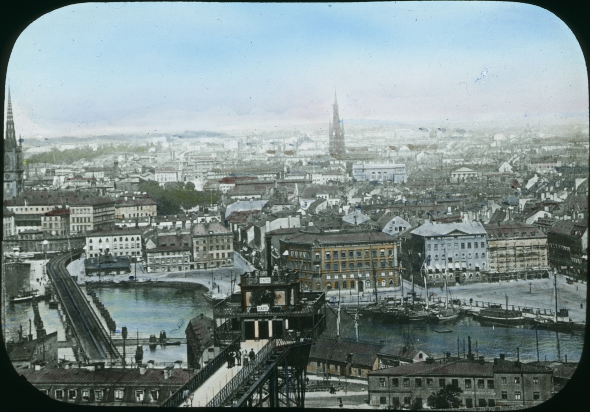 Kolorerad skioptikonbild, panorama vy över Stockholm, sett från Mosebacke. Strax nedanför syns Katarinahissen.