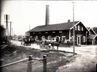 Floby mejeri omkring 1924. På lastbryggan Ragnar Sundström, John Hermansson, mejerskan Hulda Fält och mejeristen Friberg. Huset till höger Hofflanders möbelaffär, husen till vänster Qvissle kraftbolags kontor och Godtemplarlokalen. Torsten i Bonnagården vid främre hästskjutsen.