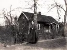 Lilla stugan i Bonnagården. Anna Stina Johansson, blev änka 1896 då mannen Anders Berglin omkom i ett ras i en grusgrop. Sex barn. Bodde 1901-09 i Österfärnebo i X län.