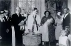 Barndop i Åsle kyrka 1960?. Från vänster: Agnes Karlén Mularp f.d. Intagan, Åsle. Karl Karlsson Långebacke, Yllestad. Åke Karlsson med sonen Jerker Intagan, Åsle. Brita Karlsson med sonen Thomas Åkesson Intagan, Åsle. Inga Karlén Skövde. Erik Karlén Mularp, f.d. Intagan, Åsle. Barn okända.