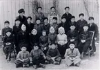 Yllestads skola 1945. Sittande på marken från vänster: Bengt Warrén, Berga, Kättilstorp, Elof Wallin, Gunnabo, Yllestad, Lennart Thor, Kättilstorp, Mats Gustavsson, Badene, Yllestad. Sittande från vänster: Gösta Blom, Smärtorna, Yllestad, Linnéa Karlsson, Hallebacka, Yllestad, Maj Karlsson, Långebacke, Yllestad, Sara Moberg, Höjentorp, Yllestad, Inga Thim, Vistorp, Ros-Marie Karlsson, Roseberg, Kättilstorp, Karlo ? , Ängsro, Yllestad, Bernt-Rune Karlsson, Roseberg, Kättilstorp. Stående första raden från vänster: Bengt Pedersén, Yllestad, Sture Sandahl, Kättilstorp, Evert Helgoson, Prästgården, Yllestad, Göran Hansson, Ängsro, Yllestad, Karl-Erik Helin, Ännagården, Yllestad, Assar Svensson, Nybygget, Yllestad, Rune Karlstedt, Vistorp, Arne Karlsson, Ledsgården, Yllestad, Per-Olof Thim, Vistorp, Bernt Karlsson, Ödeberg, Yllestad. Stående bakre raden från vänster: Brita Carlberg, (lärare) Yllestads skola, Sven-Ola Andersson, Kättilstorp, Ture Söderkvist, Kättilstorp, Walto ? , Badene, Yllestad.