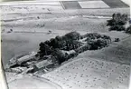 Abrahamsgården. Flygfoto över gården. Körhuset fanns då kvar vid östra loglängans norra gavel.