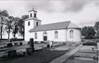 Segerstads kyrka är medelstor, byggd 1804 helt i enkel stil, rappad fastän byggd av huggen sten, som är tagen från den förutvarande vackra och åldriga romanska kyrkan, som stått åtminstone sedan 1100-talet. Den nya kyrkan byggdes endast några meter ovanför norra kyrkogårdsmuren. I denna hade byggts tvenne gravkammare, den ena var känd sedan lång tid tillbaka. Den påträffades vid anläggandet av en grav men befanns tom. Vid grävning för en ny grav år 1970 påträffades den andra. Båda har legat i muren med ingång från norr. Den har tillhört Merserka släkten på Seltorp. På golvet syntes resterna efter flera enkla träkistor.