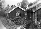 Stugorna vid Grannabacke, Segerstad. Stationsmäst. Hugo Sköld tittar en i en av stugorna.