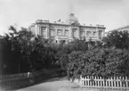 Goukasoffs hus i Baku.
Bilden ingår i två stora fotoalbum efter direktör Karl Wilhelm Hagelin som arbetade länge vid Nobels oljeanläggningar i Baku.