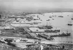 Vy över hamnen, Baku.
Bilden ingår i två stora fotoalbum efter direktör Karl Wilhelm Hagelin som arbetade länge vid Nobels oljeanläggningar i Baku.