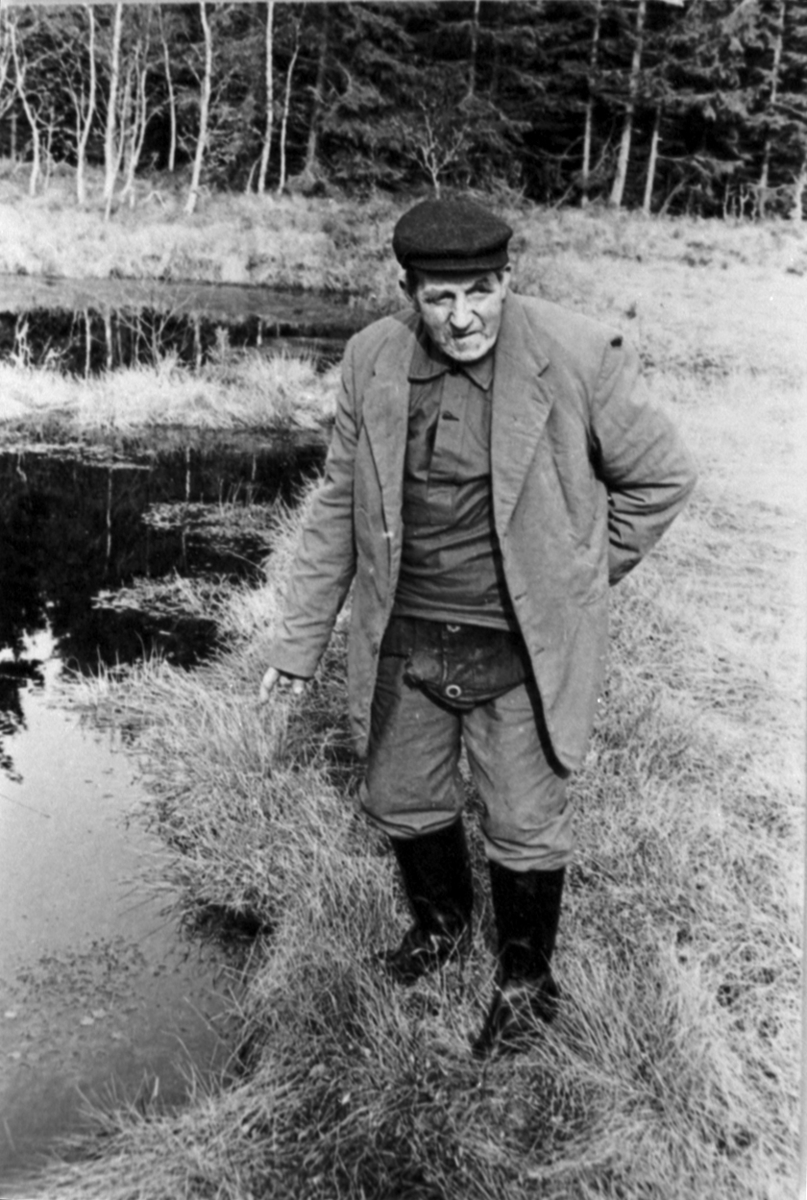 Besök på Gerumsmantelns fyndplats. Erik Rydberg pekar ut platsen, där Gerumsmanteln hittades.