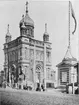 Katedral i Jarmarka, Lettland.
Bilden ingår i två stora fotoalbum efter direktör Karl Wilhelm Hagelin som arbetade länge vid Nobels oljeanläggningar i Baku.