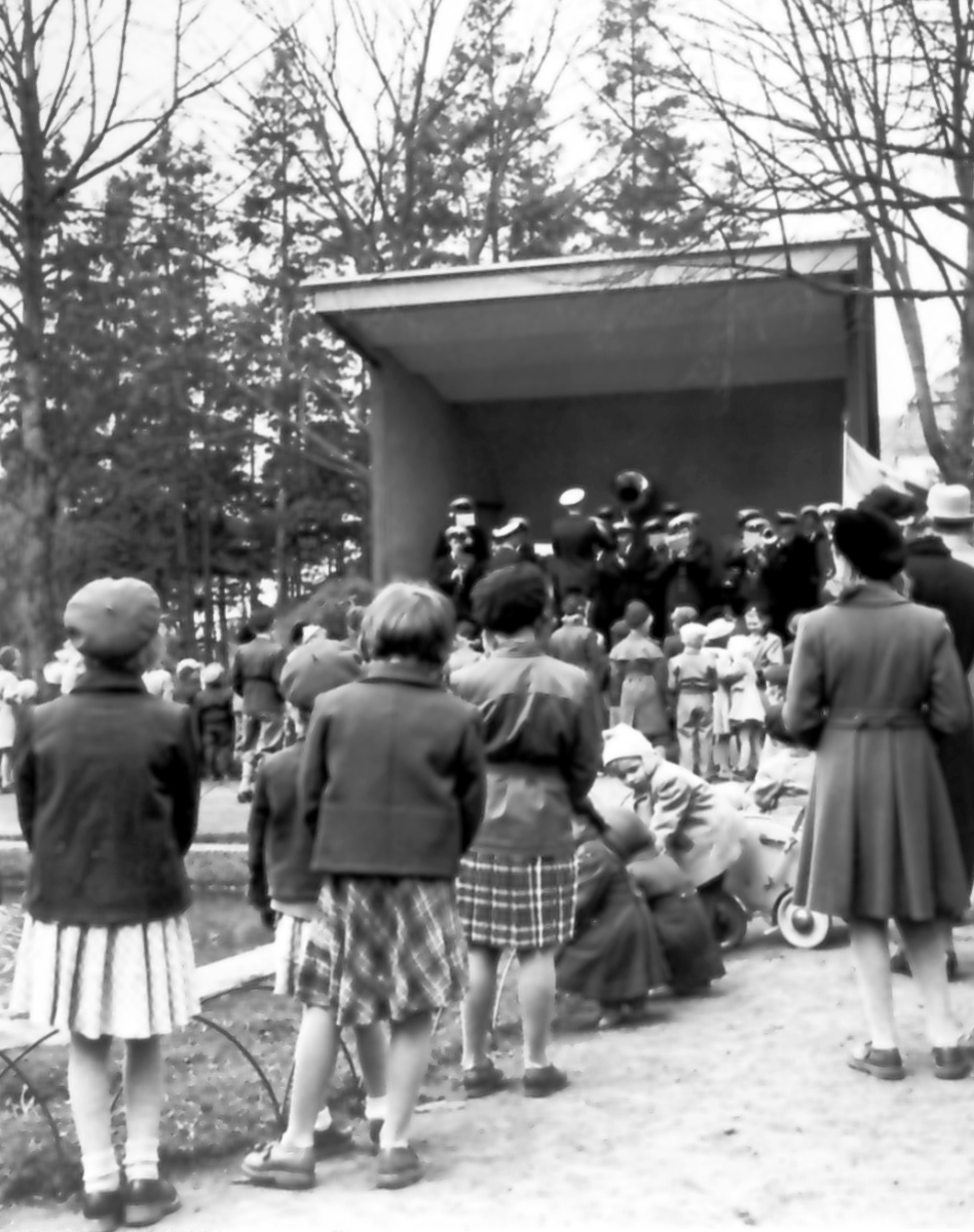 "På morgonen den 1 maj" (Planteringsförbundets park). Från utställningen "Falköping i bild" 1952.