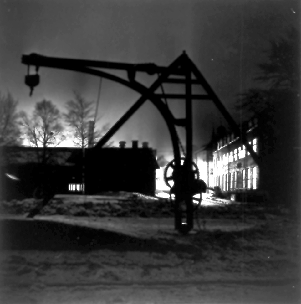 "Arbete och vila".
Storgatan, till höger Jaegers konfektyrfabrik och bryggeriet Victoria, mellan dessa byggnader ligger Sjögatan. Från utställningen "Falköping i bild" 1952.