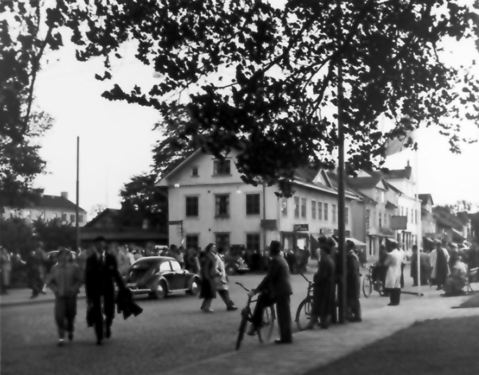 "Söndagstrafik vid centralen".
(Järnvägsgatan - S:t Sigfridsgatan). Från utställningen "Falköping i bild" 1952.