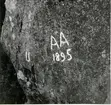 Hässleberget. Naturminne. Initialer ristade på berg.