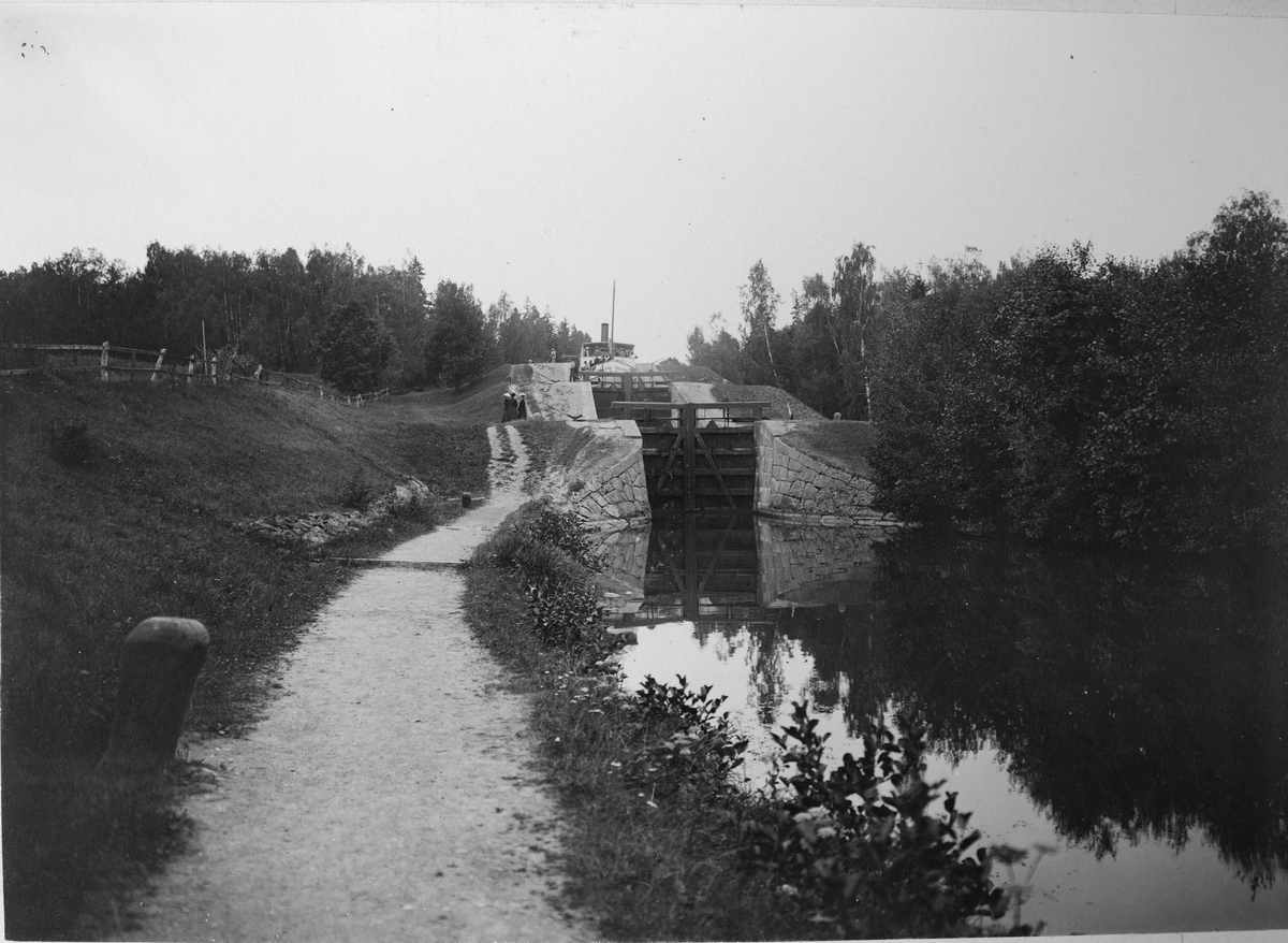 Kinda kanal. Hovetorps nedre slussar.
Med fotografiet erhöll fotografen 5:e plats i Svenska Turistföreningens pristävlan 1902.