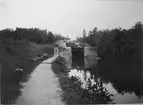 Kinda kanal. Hovetorps nedre slussar.
Med fotografiet erhöll fotografen 5:e plats i Svenska Turistföreningens pristävlan 1902.