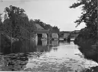 Kinda kanal. Bro över Stångån vid Bjärka Säby.
Med fotografiet erhöll fotografen 5:e plats i Svenska Turistföreningens pristävlan 1902.