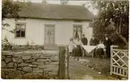 Familjen Dahlgren framför bostadshuset. Från vänster Märta, Paulina (mor till de övriga), Georg, Ivar, Ester och Rickard. Foto före 1911.