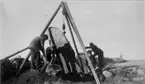 Resningen av stenen den 13-10-1934. Foto från öster. Foto Hilding Svensson eller Einar Magnusson.