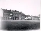 Storgatan 10-6. Det större huset det Hallenska, byggdes 1878 resp. i början av 1880-talet, d.v.s. i två etapper. Det var Falköpings första privata stenhus.