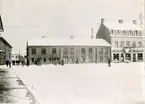 Thulinstomten vid torget, förr Per Lars tomt. Huset byggdes troligen efter branden 1769. Var ett av stadens förnämsta borgahus, ibland kallat 