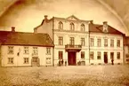 Storgatan 12, Hallénska husen. Grunden till det större huset - Hallénska huset  lades d. 4 maj 1878. Den nordvästra delen Joh. Halléns gamla hus, Storgatan 14.