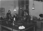 Bångbro Järnverk i Västmanland. Laboratoriet, 1913. Från vänster: Sven Kalling, Hyttingenjör, Ivar Svensson, Kemist och Frans Rickard Stridsberg, Valsverksingejör.