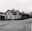 Kv. Brage, Smedjegatan/Vasagatan. De tre närmaste byggnaderna Vasagatan 39 A. B. och C. I hörnhuset A har bott en snickare Karl Rosendahl, i mitthuset B kom.arb. Erik Persson och i det bortre och mindre en stenhuggare Gustavsson.