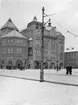 Gatubelysning i Göteborg. Lyktstolpe framför Nya Teatern och Arbetarinstitutet. På Nya Teatern spelas 