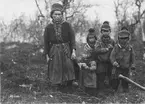 Samekvinna med barn i Kiruna (Kirunavaara), 1914.