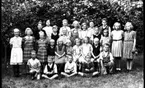 Falekvarna skola läsåret 1942-43.
1 rad. Lars Karlsson, Fålhagen, Knut Johansson, Nätered, Göte Larsson, Mellomkvarn.  2 rad. Raimo Silvennoinen, Kroken, Sven Kardell, Övertorp, Per Allan Svensson, Högelid, Mona Johansson, Nätered, Ingrid Hallberg, Kinnatomten, Karin Svensson, Nyhem, Inga-Lill Karlsson, Pirkum, Rune Johansson, Tomtens kvarn, Arne Sköld, Bernt Eskilsson, Nätered. 3 rad. Birgit Karlsson, Pirkum, Astrid Svensson, Högelid, Ingbritt Johansson, Hallebo, Karin Karlsson, Fålahagen, Herta Eskilsson, Nätered, Margit Johansson, Nätered, Birgitta Eskilsson, Nätered, Inger Hjelm, Mossag., Ingrid Johansson, Nätered, Kurt Edin, Fridhem, Bengt Larsson, Mellomgården, Asta Andersson, Soltorp, Maj Gustavsson, Åskarsborg, Berit Svensson, Högelid, Stig Karlsson, Pirkum, Olle Johansson, Madkvarn,  Dagmar Sjöstedt lärarinna, Elsa Stark lärarinna, Lennart Kardell, Övertorp, Sven Björk, Kulan, Inge Källkvist, Krusekvarn.