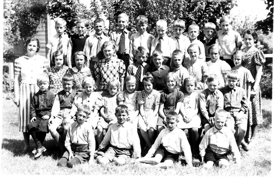 Falekvarna skola läsåret 1930-31. 
1 rad. Karin Karlström, Bondehemmet, Greta Friden, Högalid, Gunvår Karlsson, Pirkum, Stina Johansson Madkvarn, Alice Johansson Skarpås, Alice Hektor Loffa, Torsten Johansson Nygården, Nils Johansson Nätered, Gunnar Johansson, Knut Hjalmarsson Skarpås. 2 rad.  Ingrid Friden Högelid, Karin Ljung Nätered Kvarn, Karl-Erik Karlström Bondehemmet, Lisa Käll Mossagården, Nils Sköld, Ebba Vallentin, Elsa Friden Högelid, Karl Johansson Nygården, Astrid Johansson Nygården, Valter Johansson Örlid, Inga Johansson Skarpås, Nils Hektor Loffa, Evy Jansson Trien, Sigge Ekström, Gösta Käll Mossagården, Elsa Andersson Soldattorp, Sture Jansson Stenbrottet, Rune Hjelm Mossagården, Ragnar Gustavsson Nätered, Bengt Johansson Örlid, Elsa Stark lärarinna, Dagmar Sjöstedt lärarinna.