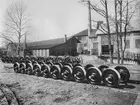 Surahammars Bruk. Uppställningsplatsen för hjulpar. Valsade skivhjulscentra i förgrunden. Hjul med vällda centra i bakgrunden, 1926.