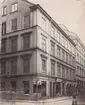 Drottninggatan 87. Fotot visar det hus vari H.T. Cedergren bodde när år 1877 linjebyggmästare Nilsson byggde telefonledning därifrån till Cedergrens butik Drottninggatan 31. Fotot taget mellan åren 1914-1936.