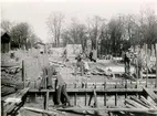 Falköpings central. Nya stationshuset under byggnad 1934. Foto fr. söder. Byggnaden med två höga skorstenar är gamla ångcentralen.