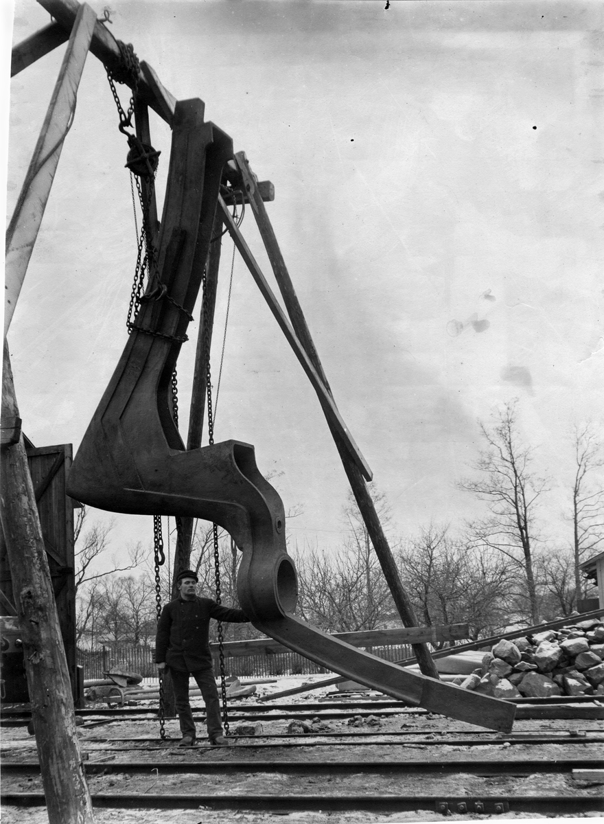 Förstäven till pansarbåten Thor. Vikt: 4975 kg.
Tillverkad vid Söderfors Bruk omkring 1897.