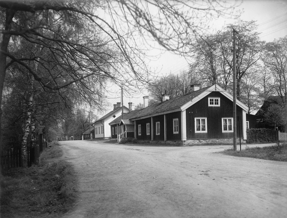 Skultuna anlades 1607 av Karl IX för att förädla koppar till mässing. Periodvis bedrevs järntillverkning när mässingen var mindre lönsam.