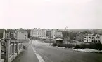 Kv. Midgård, Bryngelsgatan vid skärningen med Botvidsgatan. Telegrafverket till höger. Bensinstation i förgrunden.