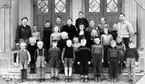 Elever och lärare utanför Falekvarna skola läsåret 1946-47.