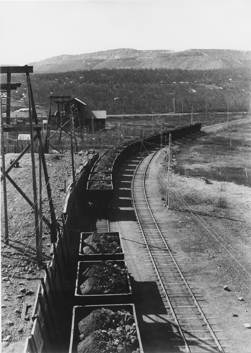 Linbanan Tuolluvaara-Kiruna, i drift från år 1905. 3900 meter lång. Kirunasidan med drivstationer och SJ:s stickspår från Kiruna Central. I förgrunden Kiirunavaara.