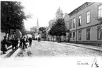 Järnvägsgatan, numera S:t Olofsgatan, mot kyrkan.