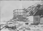 Andrées Polarexpedition 1897. Ballonghuset sett från väster vid ankomst till Spetsbergen den 30 maj 1897.