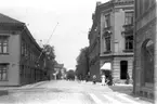 Järnvägsgatan (numera S:t Olofsgatan) med Jouvins hotell eller stadshotellet tillv, Emil Kilanders manufakturaffär & klädesaffär och Norders bokhandel till h.