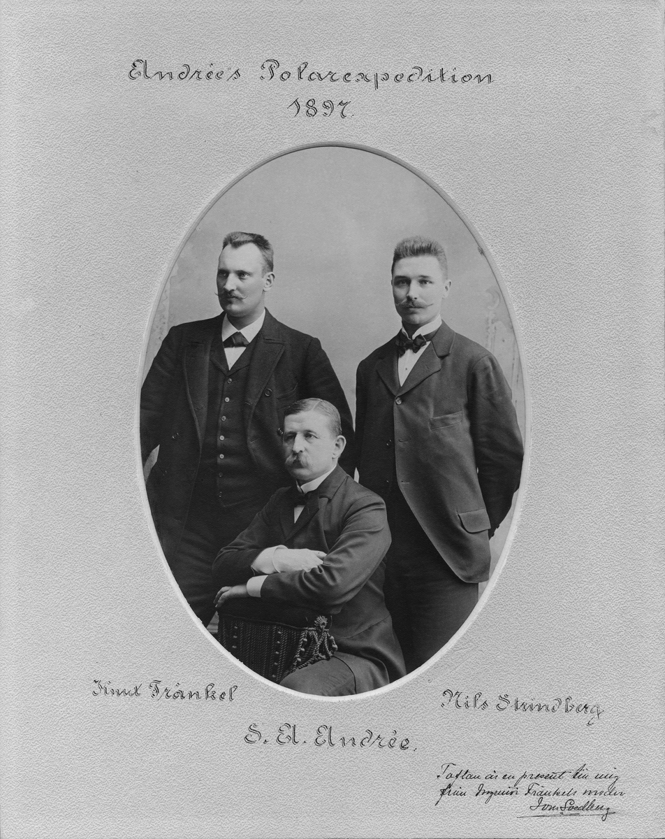 Porträtt av S.A. Andrée s Polarexpeditions medlemmar. Knut Fraenkel, S.A. Andrée och Nils Strindberg. Porträttet var en present till Ivar Svedberg från Fraenkels mor.