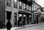 Kv. Guldsmeden. Storgatan 24-26. Fr.v. Ekmans junior, Spetz Järnhandel, Rosells färg. Fastigheten revs för Epas nybyggnad omkr. 1966.