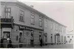 Exteriör av Textil-Konsum och Stenbergs café. (Revs samma år).